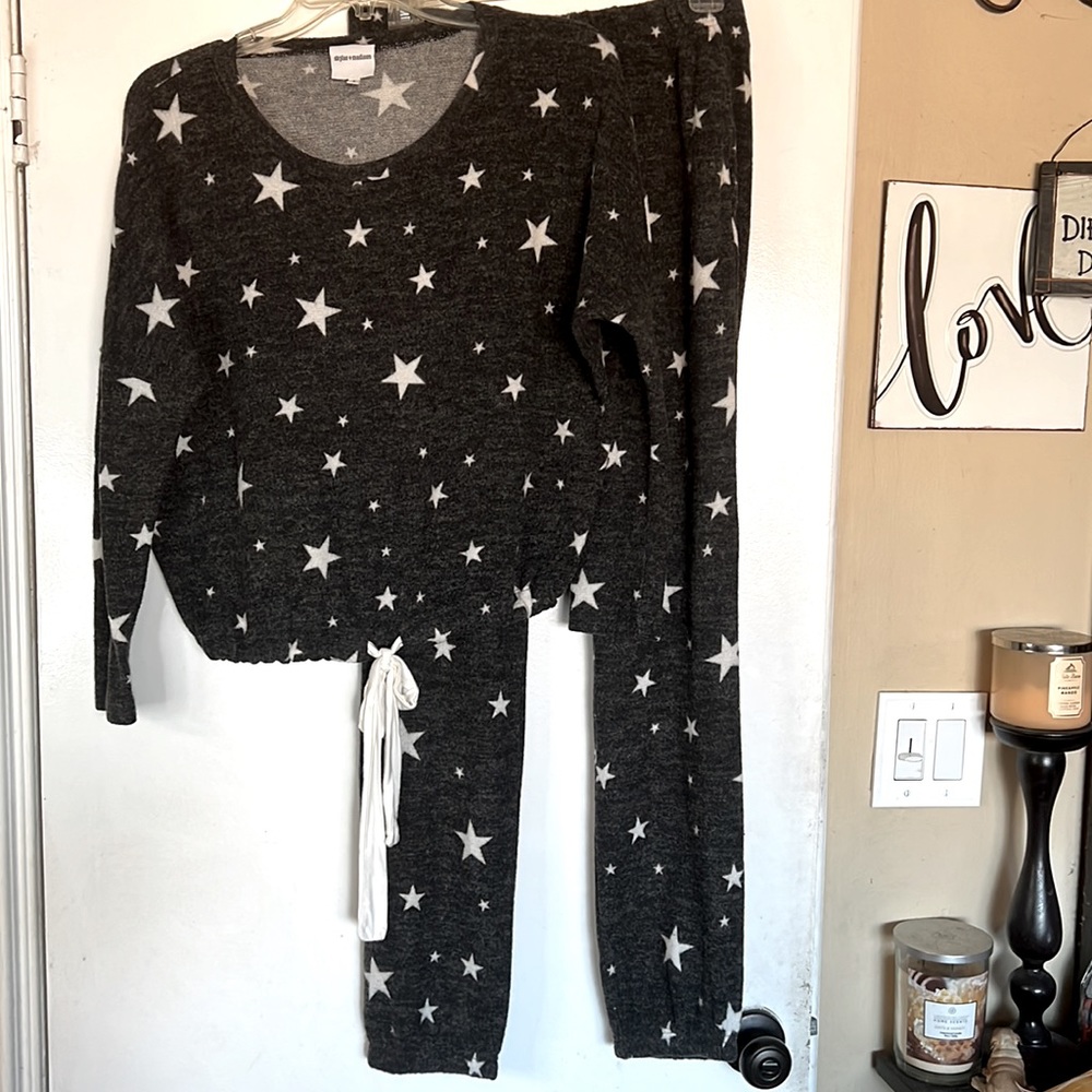 EUC Skylar + Madison 2 PC SET STAR LOUNGE SET  cinch waist top and jogger pant